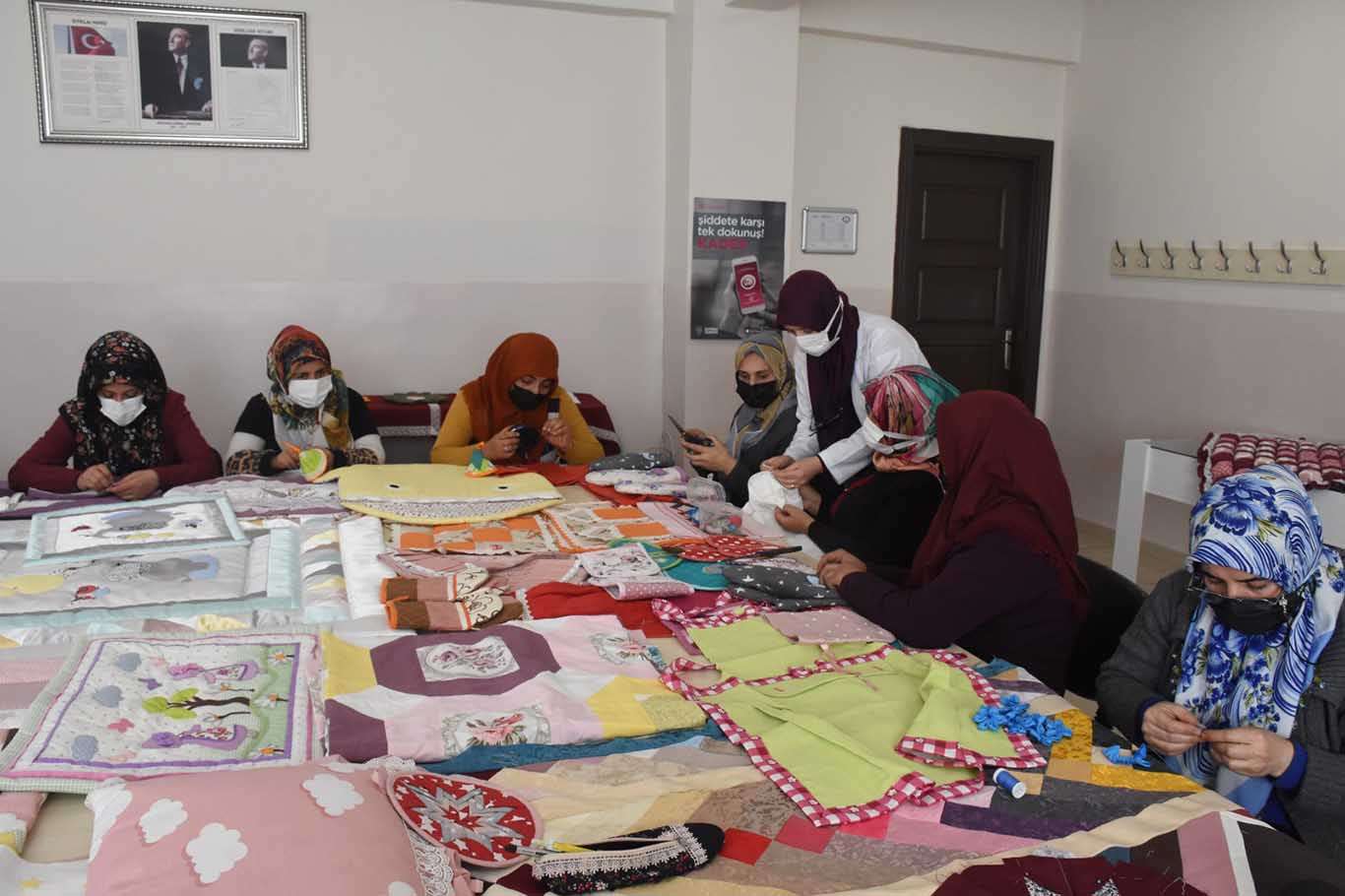 Gaziantep’te kadınlar atıkları ev malzemelerine dönüştürüyor Gaziantep’te kadınlar atıkları ev malzemelerine dönüştürüyor